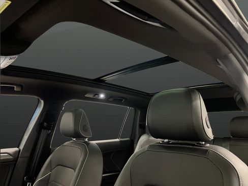 Used 2024 Volkswagen Tiguan SEL R-Line image 7