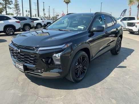 New 2026 Chevrolet Trax ACTIV w/ Sunroof Package FWD image 3