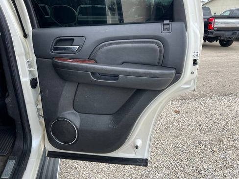 Used 2010 Cadillac Escalade Luxury image 19