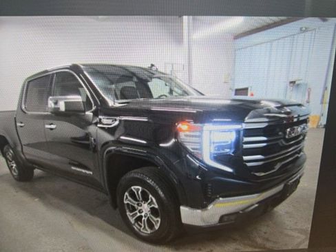 Used 2022 GMC Sierra 1500 SLT w/ SLT Convenience Package AWD/4WD image 3