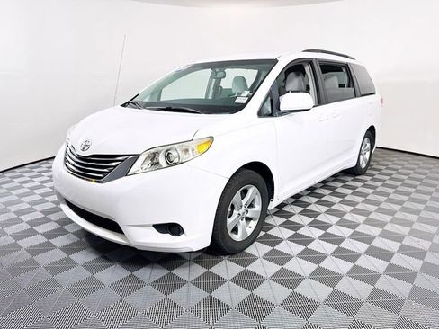 Used 2011 Toyota Sienna LE image 3