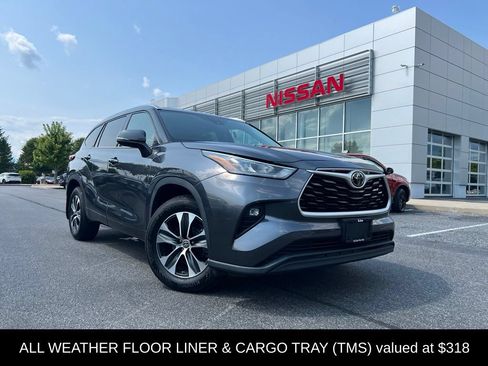 Used 2020 Toyota Highlander XLE AWD/4WD image 2