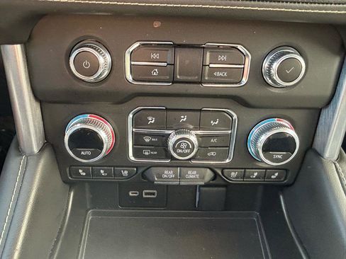Used 2023 GMC Yukon XL SLT AWD/4WD image 27