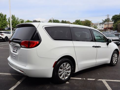 Used 2018 Chrysler Pacifica L FWD image 3