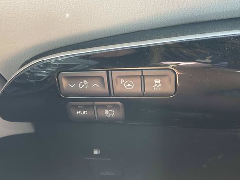 Used 2018 Toyota Prius Three w/ Advanced Technology Package FWD image 21