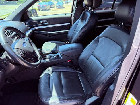 Used 2017 Ford Explorer XLT w/ Equipment Group 202A AWD/4WD image 22