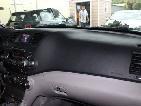 Used 2012 Toyota Highlander FWD w/ Tech Pkg image 11