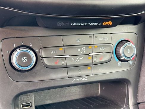 Certified 2018 Ford Focus SE w/ Cold Weather Package FWD image 22