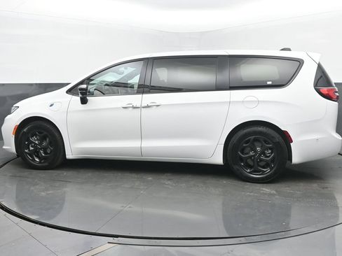 Used 2024 Chrysler Pacifica Limited FWD image 3