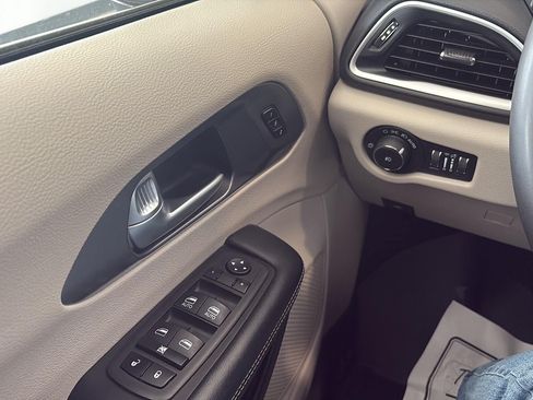 Used 2023 Chrysler Pacifica Touring-L FWD image 15