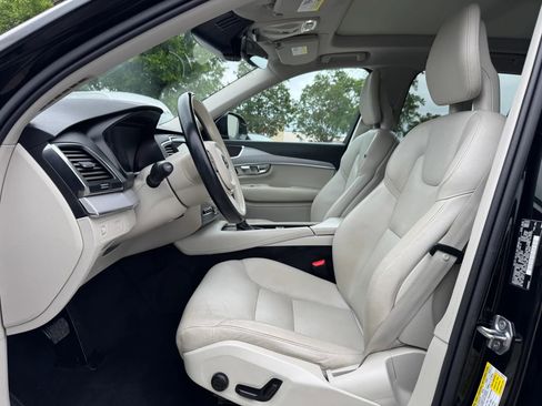 Used 2021 Volvo XC90 T5 Momentum w/ Climate Package FWD image 13
