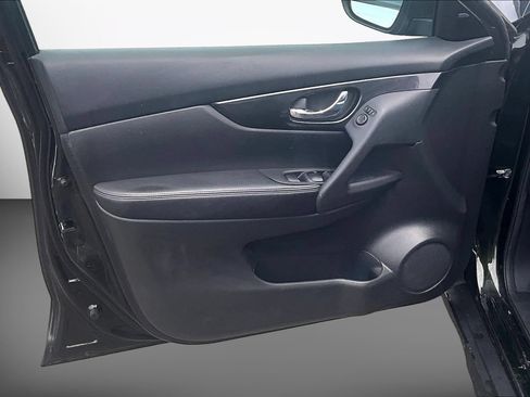 Used 2018 Nissan Rogue SV AWD/4WD image 18