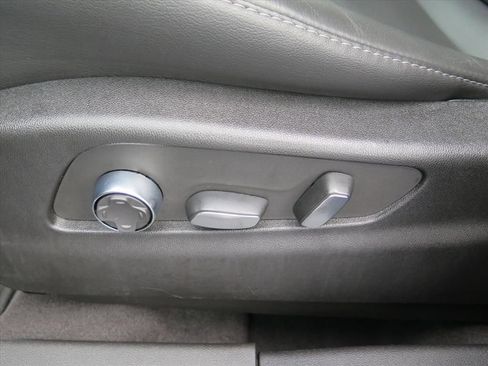 Used 2025 Cadillac XT4 Premium Luxury image 11