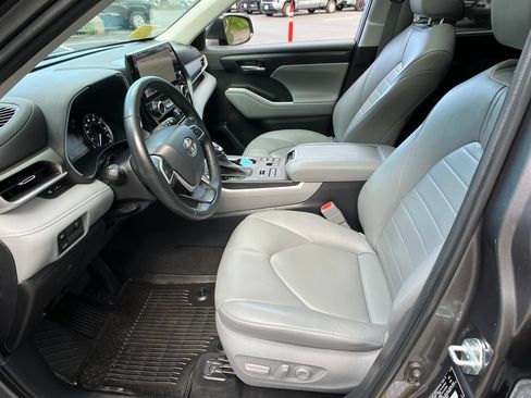 Used 2023 Toyota Highlander XLE AWD/4WD image 7