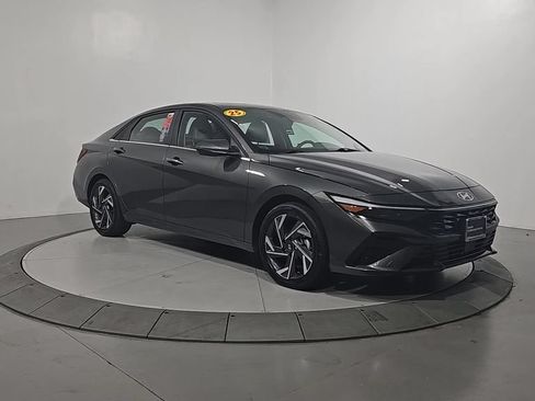 Certified 2025 Hyundai Elantra Limited w/ Cargo Package FWD image 9