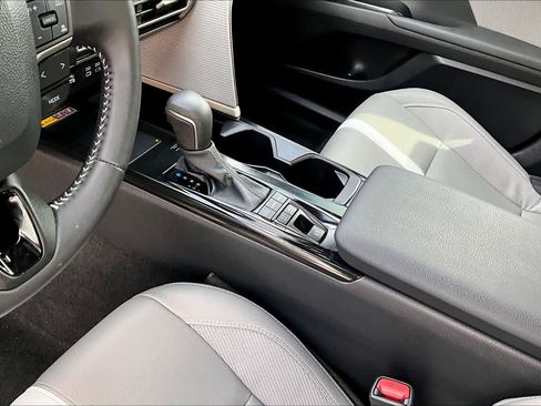 Used 2025 Toyota Camry SE image 17