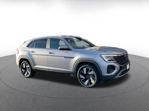 Used 2025 Volkswagen Atlas Cross Sport SE image 2