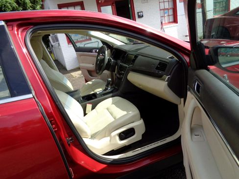 Used 2014 Lincoln MKS image 17