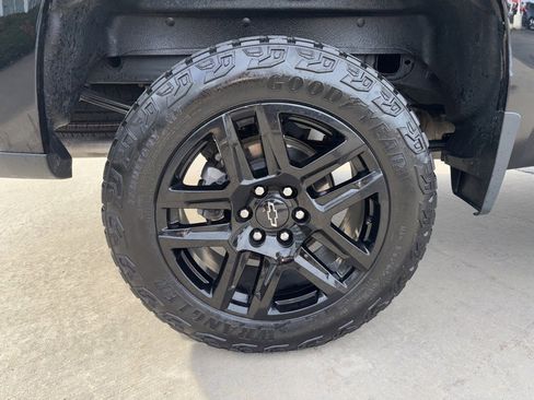 Used 2023 Chevrolet Silverado 1500 LT Trail Boss w/ LPO, Dark Essentials Package image 11