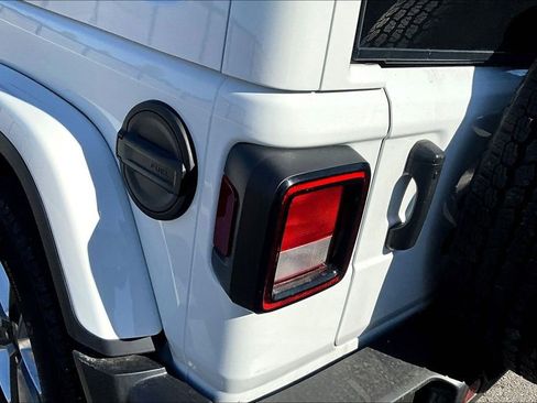 Used 2021 Jeep Wrangler Unlimited Sahara w/ Uconnect 4C Nav & Sound Group AWD/4WD image 22