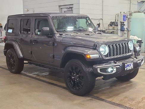 Used 2025 Jeep Wrangler Unlimited Sahara w/ Safety Group AWD/4WD image 5