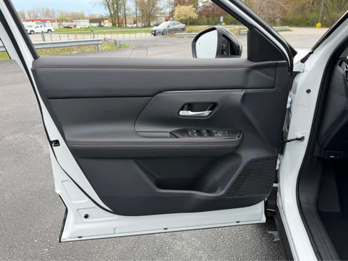 Used 2026 Nissan Kicks SR w/ Cold Weather Package AWD/4WD image 19