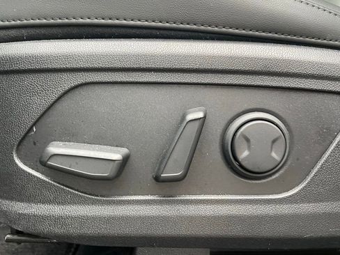 Used 2025 Kia Sorento S image 11