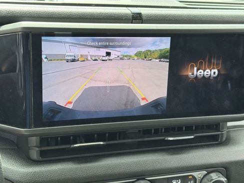 Used 2024 Jeep Gladiator Sport AWD/4WD image 13