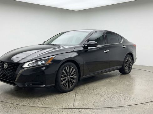 Used 2025 Nissan Altima 2.5 SV image 3