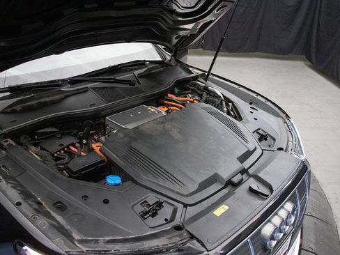 Used 2022 Audi e-tron Premium Plus w/ Premium Plus Package image 31