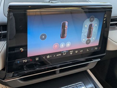 New 2025 Lincoln Nautilus Premier image 17