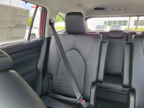 Used 2026 Toyota Highlander XLE image 20