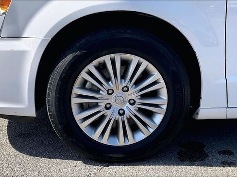 Used 2015 Chrysler Town & Country Touring-L w/ Driver Convenience Group image 8
