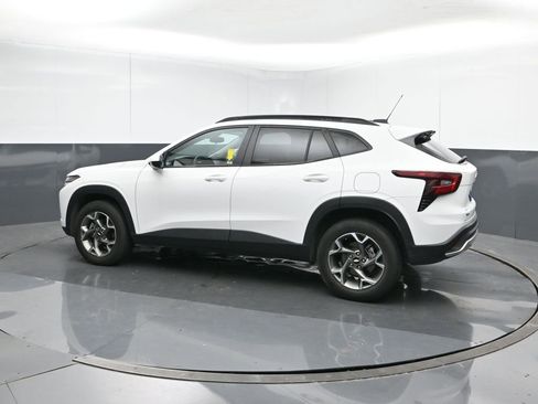 Used 2025 Chevrolet Trax LT image 3