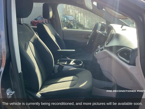 Used 2017 Chrysler Pacifica Touring Plus w/ Tire & Wheel Group FWD image 13