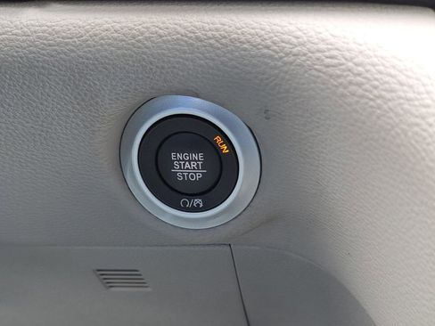 Used 2024 Chrysler Pacifica Select image 27