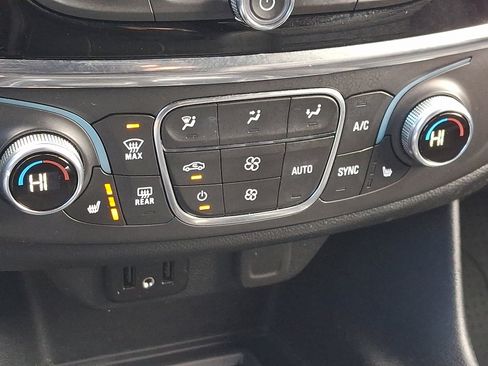 Used 2023 Chevrolet Traverse LT image 18