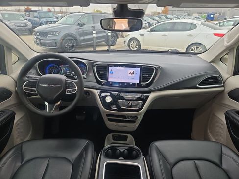 Used 2023 Chrysler Pacifica Touring-L image 15