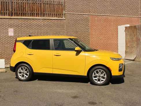 Used 2020 Kia Soul S FWD image 2