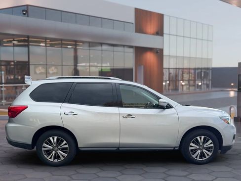 Used 2019 Nissan Pathfinder SV image 11