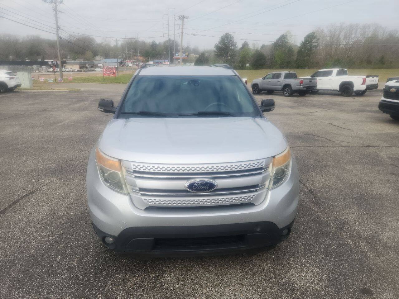Used 2015 Ford Explorer XLT w/ Equipment Group 202B FWD image 3