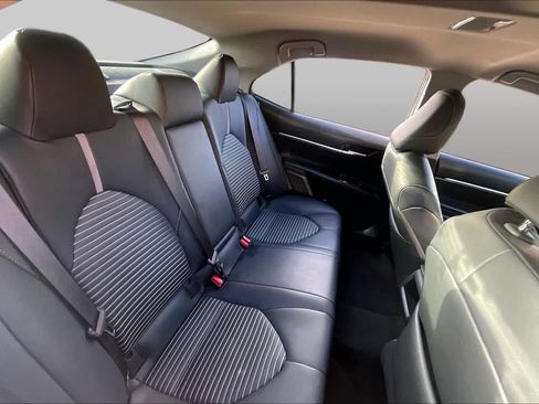 Used 2018 Toyota Camry SE FWD image 19