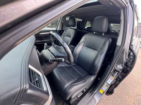 Used 2017 Toyota Highlander XLE AWD/4WD image 9