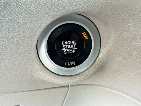 Used 2017 Chrysler Pacifica Touring-L FWD image 9