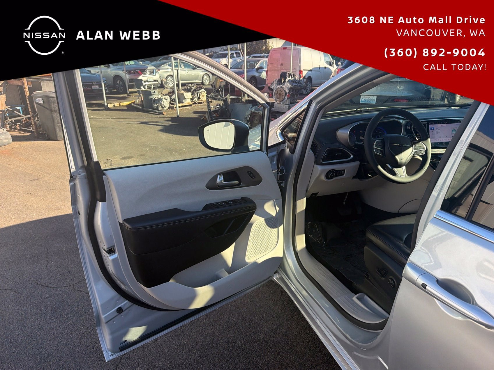 Used 2023 Chrysler Pacifica Touring-L FWD image 10