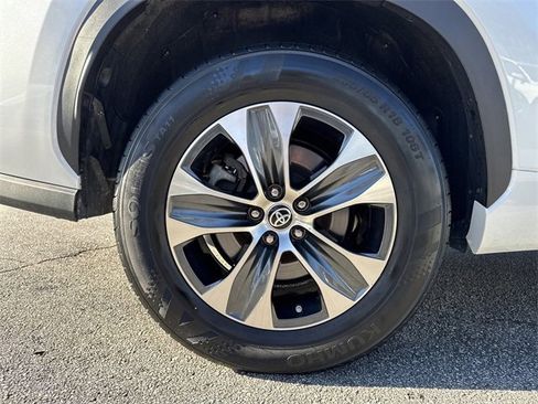 Used 2023 Toyota Highlander XLE image 17