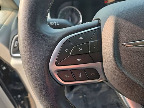 Used 2023 Chrysler Pacifica Touring-L FWD image 18