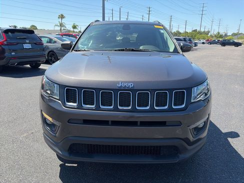 Used 2018 Jeep Compass Latitude FWD image 2