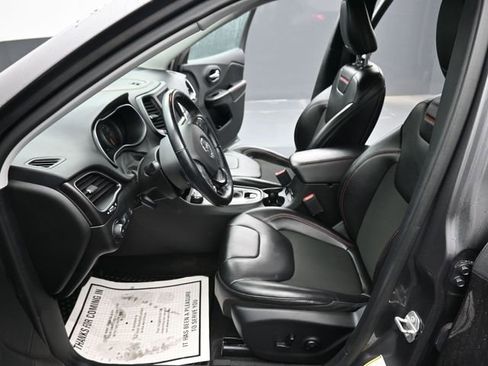 Used 2021 Jeep Cherokee Trailhawk w/ Comfort & Convenience Group image 13