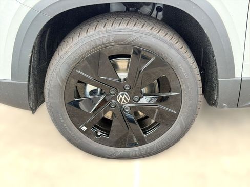 New 2026 Volkswagen Taos SE FWD image 12